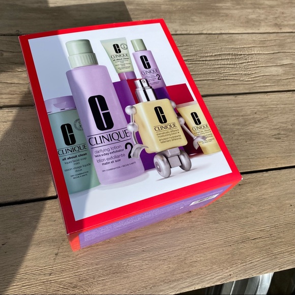 Clinique Other - 🎉HP🎉BNIB Clinique Moisturizing Set/Travel Set